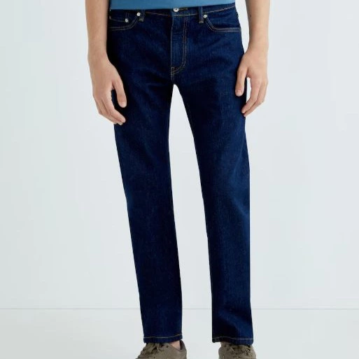 Pantalón 5 bolsillos de hombre, slim fit en tejido denim color oscuro.
