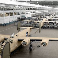 De los coches a los aviones de guerra: el día que Ford levantó la mayor fábrica del mundo y empezó a producir un bombardero cada hora 