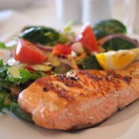 Consumir pescado durante la primera etapa del embarazo ayudaría a mejorar la capacidad de atención de los niños, según un estudio