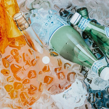 Beber de botellas de vidrio no es más sano que de botellas de plástico. De hecho es peor, según un nuevo hallazgo