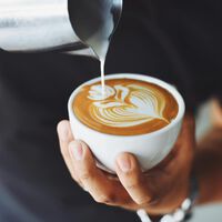 Prepara espressos y cappuccinos perfectos pulsando un botón: la cafetera Krups superautomática a precio de outlet en MediaMarkt