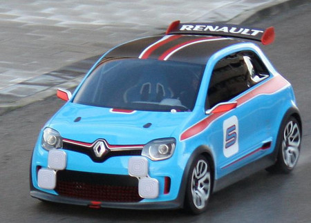 ¿Será este el anunciado Renault 5, marcándose un vals en Madrid?