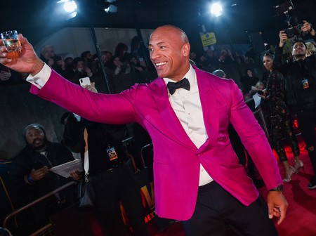 Dwayne Johnson sabe que los looks de fiesta se llevarán con color (como en su outfit de alfombra roja)