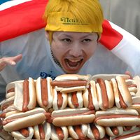 El día que el campeón mundial de comer hot dogs se retiró porque sintió que su cuerpo estaba “roto”