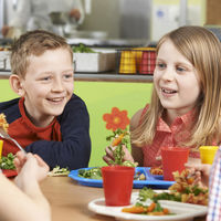 Una madre denuncia a una profesora por poner a su hijo una bata de color rosa en el comedor, por considerarlo "degradante"