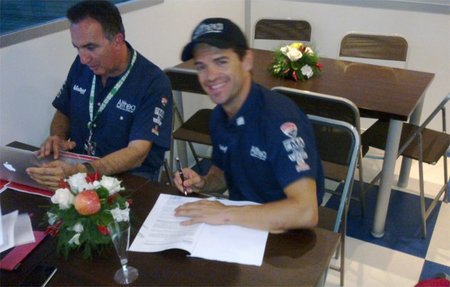 Carlos Checa firmando su nuevo contrato con Althea Ducati Racing