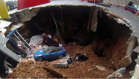 El suelo se traga ocho Corvette en el National Corvette Museum