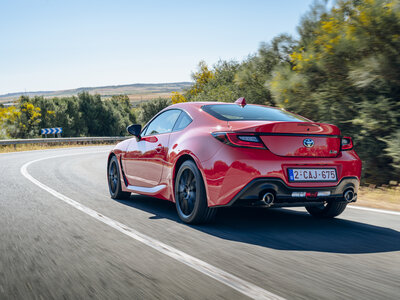 Las carreteras no son un circuito, pero puedes disfrutar de ellas con tu deportivo: 9 rutas para este verano 