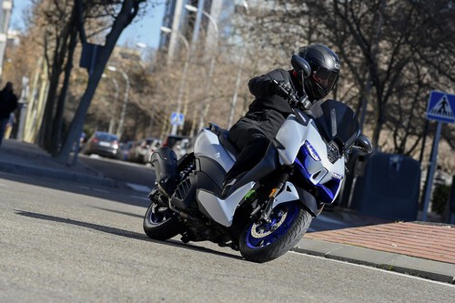 Pasar con la moto entre los coches no es ilegal, pero hay excepciones que pueden acabar en multa