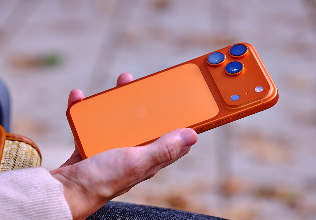 Un iPhone 17 Pro Max naranja que acaba rosa: el peligro de limpiar tu móvil con el producto equivocado