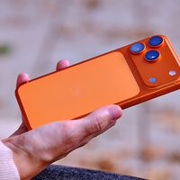 Un iPhone 17 Pro Max naranja que acaba rosa: el peligro de limpiar tu móvil con el producto equivocado 