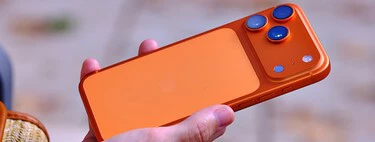 Limpiar el móvil con un producto incorrecto es un gran error. Uno que puede convertir un iPhone naranja en uno rosa