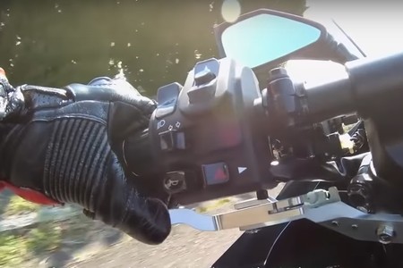 Kawasaki estudia una frenada regenerativa accionada por pulgar que podríamos ver en sus motos eléctricas