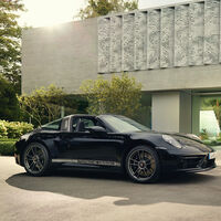 Porsche celebra los 50 años de Porsche Design con este 911 Targa 4 GTS con guiños a su reloj más célebre