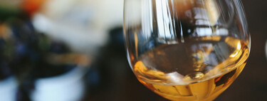 Tres vinos blancos buenos y asequibles para acompañar el marisco en las comidas de Navidad sin gastar un dineral 
