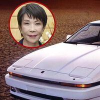 A sus 65 años, esta política japonesa es una auténtica 'quemada': lleva décadas conduciendo a diario su Toyota Supra MK3 y le acaban de hacer un regalo que no esperaba
