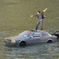 Quería ser gondolero pero naufragó con su Maserati anfibio 