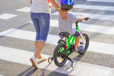 Qué pueden hacer y qué no pueden hacer los niños y los padres en las salidas a la calle
