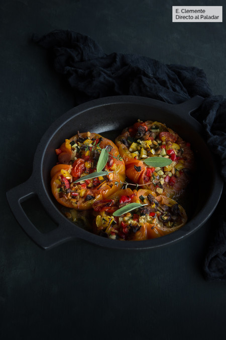 Tomates rellenos con verduras asadas y piñones: receta vegetariana