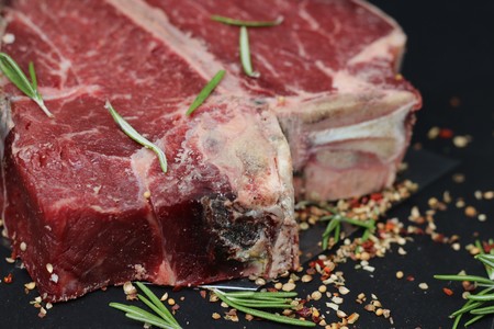 El consumo excesivo de carne roja está relacionado con problemas de hígado y resistencia a la insulina