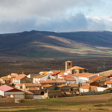 Este pueblo de Soria ofrecía una casa a quien abriera su bar, pero con ocho grados bajo cero la familia agraciada ha durado solo dos meses 