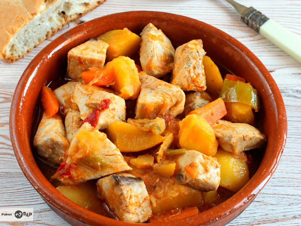 Receta de marmitako de bonito cocinado a fuego lento: el guiso vasco por excelencia