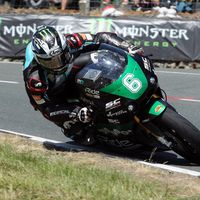 Dunlop vuela en Lightweight, destroza el récord y se convierte en el tercer piloto más laureado del IOMTT