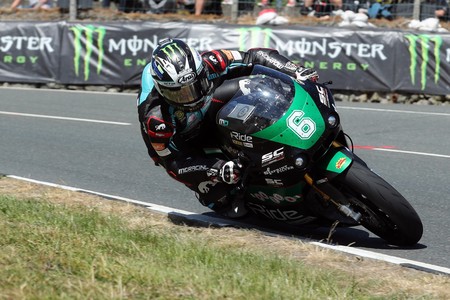 Dunlop vuela en Lightweight, destroza el récord y se convierte en el tercer piloto más laureado del IOMTT