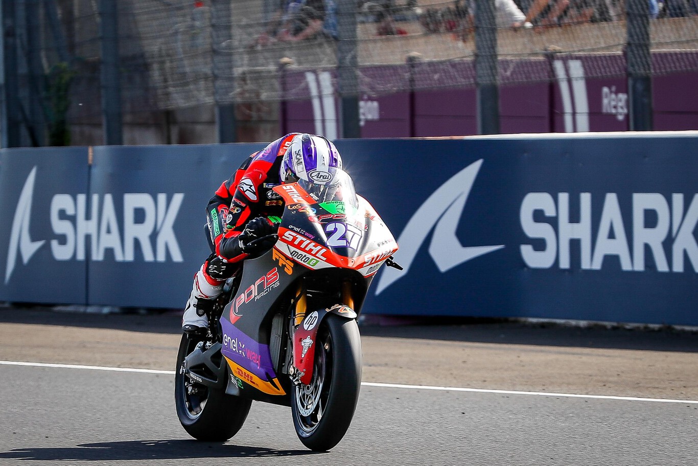 Mattia Casadei gana su primera carrera de MotoE y Jordi Torres da el susto con una tumultuosa caída