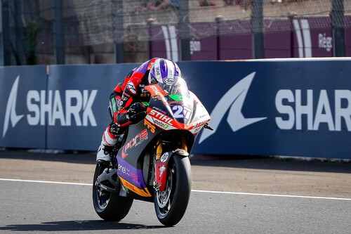 Mattia Casadei gana su primera carrera de MotoE y Jordi Torres da el susto con una tumultuosa caída