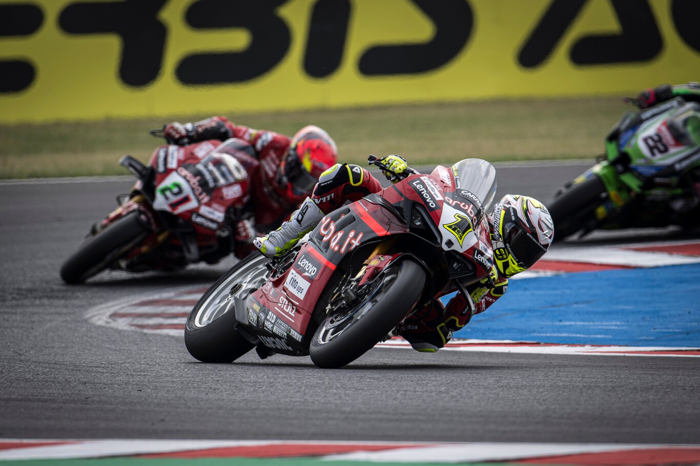 Álvaro Bautista sentencia el mundial de Superbikes gracias a una caída de Toprak Razgatlioglu en Most