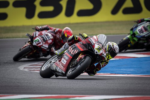 Álvaro Bautista sentencia el mundial de Superbikes gracias a una caída de Toprak Razgatlioglu en Most