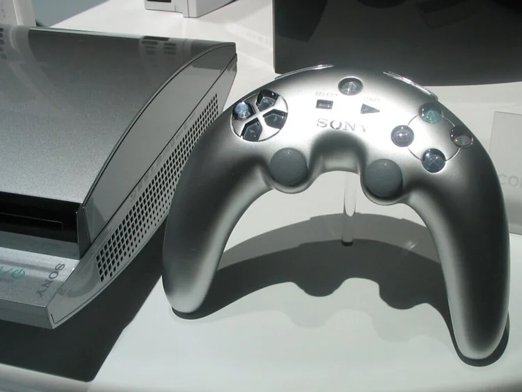 Cuesta creer que fuese real, pero PlayStation tuvo un \'banana mando\' muy criticado que casi se convierte en un periférico oficial de PS3. Noticias en tiempo real