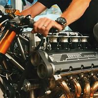 Criaram uma motocicleta de 400 cv em casa usando o motor de uma Ferrari: o som é melhor que o de uma MotoGP