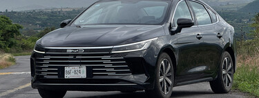 Probamos el BYD King: un sedán híbrido enchufable que cuesta lo que un Jetta y hace más km eléctricos que un Prius. ¿Vale la pena?