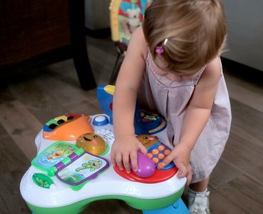 Aprendiendo a decir “mesa”, “silla”, “table” y “chair”