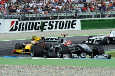 Mercedes y Renault siguen evolucionando sus coches de esta temporada