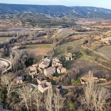 
No todos los guiris vienen a España a especular: esta pareja de holandeses compró un pueblo abandonado y ahoraes la villa con más niños de toda la comarca