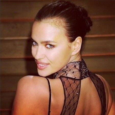 El besito de Irina Shayk, toque rosa en medio de tanto futbolista para Nike