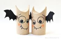 Manualidad rápida y sencilla para Halloween: simpáticos vampiros con rollos de papel