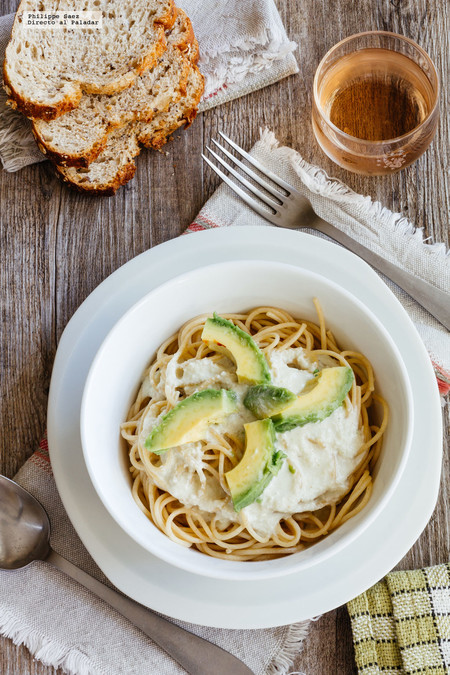 Espagueti con salsa de queso azul y aguacate. Receta fácil de pasta