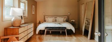 Dormir con ventilador o el aire acondicionado encendido: así tienes que configurarlos para no levantarte con la garganta seca 