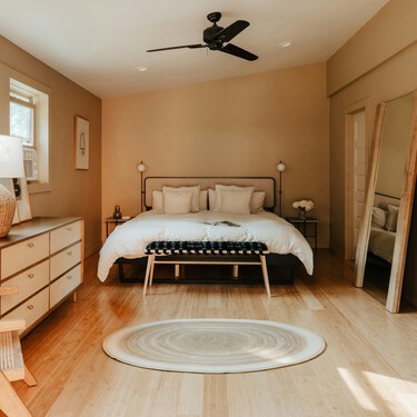 Dormir con ventilador o el aire acondicionado encendido: así tienes que configurarlos para no levantarte con la garganta seca 