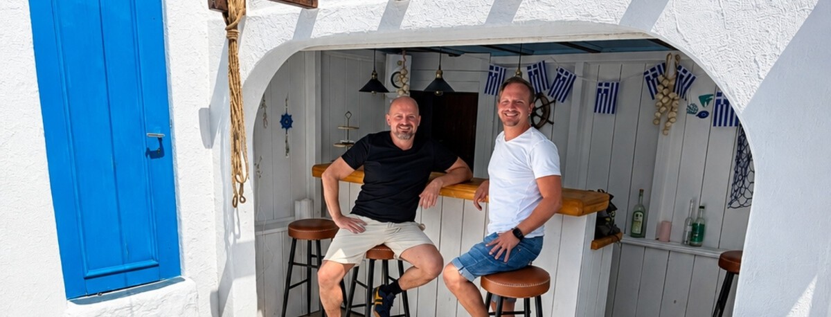 Dos hermanos se gastan 12.000 euros para montar un pueblo griego en el jardín: "Te transporta a otro lugar"