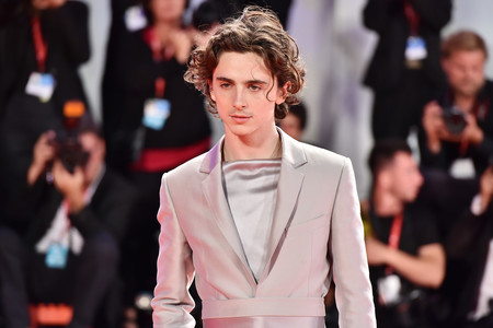 Timothée Chalamet se envuelve en satén para la premiere de The King en Venecia