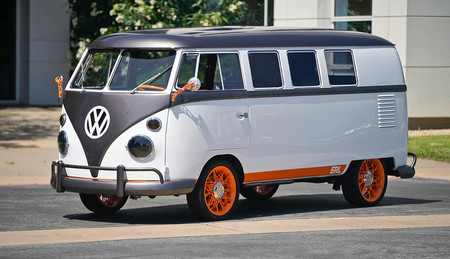 ¡Volkswagen restauró esta Combi de 1962, la hizo eléctrica y hasta le dio reconocimiento facial!