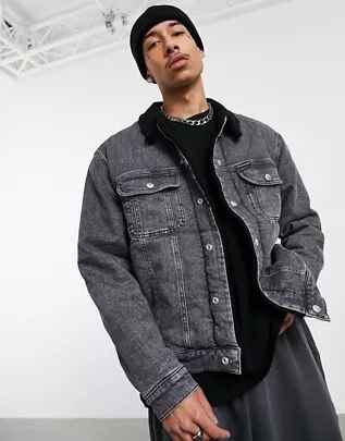 Chaqueta vaquera con lavado negro y cuello sherpa de Calvin Klein Jeans