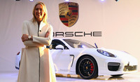 La tenista Maria Sharapova recibe un Porsche Panamera GTS