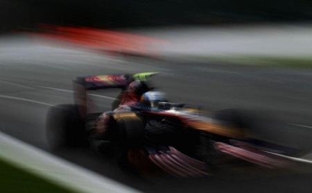 GP de Bélgica F1 2011: Jaime Alguersuari se ve obligado a abandonar por un toque con Bruno Senna en la salida