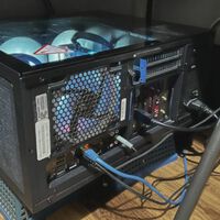 Todos os outros jogadores configuram seus PCs na vertical, mas um deles faz isso de uma maneira completamente diferente há 4 anos: ele simplesmente deita o computador na horizontal 